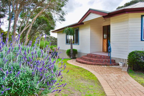 Annie\'s Balquhidder Cottage - Broome Tourism 0
