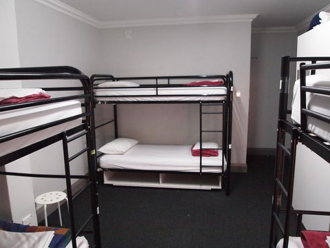 The Emperors Crown Hostel - Broome Tourism 11