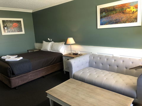 Dog Rock Motel - Broome Tourism 1