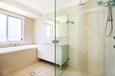 Calming Waters - Pet Friendly - Community Pool - Broome Tourism 23