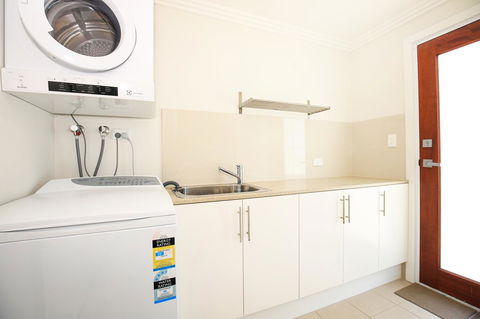 Calming Waters - Pet Friendly - Community Pool - Broome Tourism 24