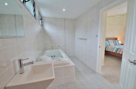 Crescent Head Spa Villa - Broome Tourism 14
