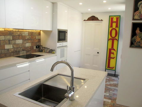 Apple Tree Cottage - Broome Tourism 5
