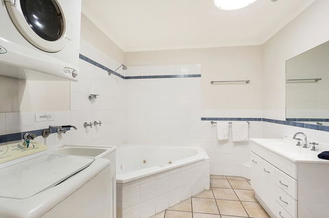 Sails Luxury Apartments Merimbula - Broome Tourism 26