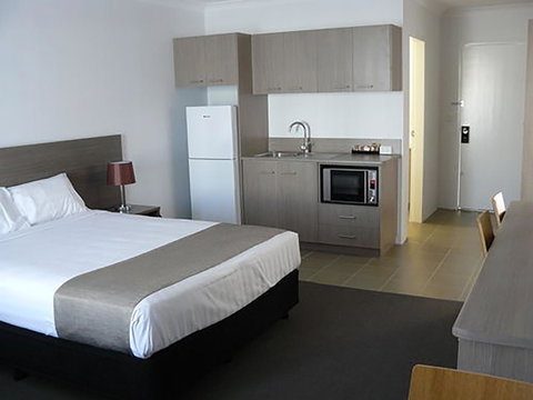 Adelong Motel - Broome Tourism 8