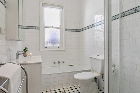 Oversized 2 Bedroom Manly Beach House - Broome Tourism 8