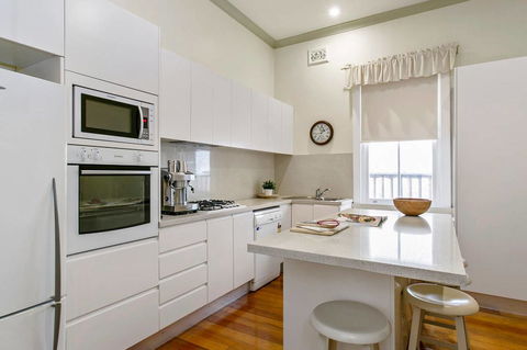 Oversized 2 Bedroom Manly Beach House - Broome Tourism 3