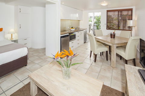Julians Apartments - Broome Tourism 18
