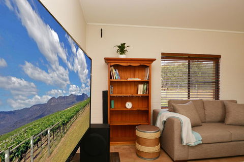 JE Guesthouse, Central To All The Hunter Valley Has To Offer - Broome Tourism 5