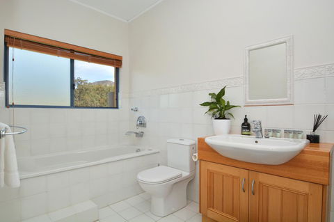 JE Guesthouse, Central To All The Hunter Valley Has To Offer - Broome Tourism 23