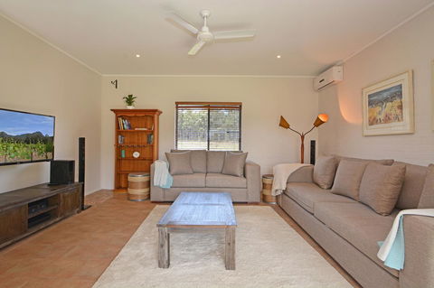 JE Guesthouse, Central To All The Hunter Valley Has To Offer - Broome Tourism 3