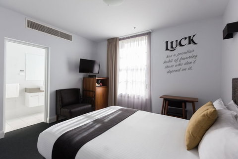 The Lucky Hotel - Broome Tourism 24