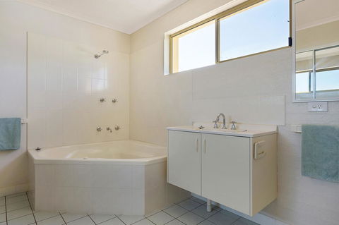 Baywatch Apartments Merimbula - Broome Tourism 16