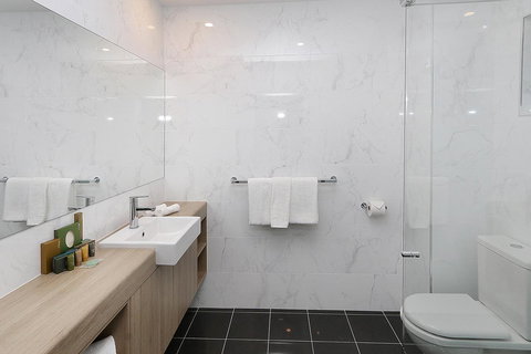 Best Western Plus Bolton On The Park - Broome Tourism 10