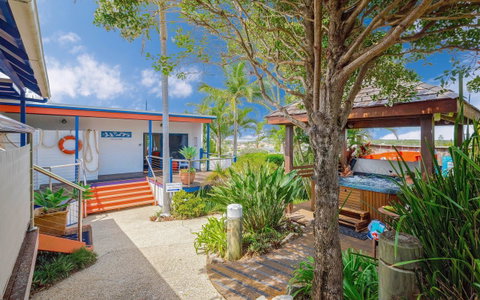 Coast Yamba - Adults Only - Broome Tourism 4