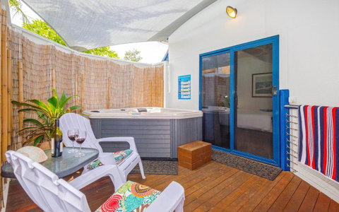 Coast Yamba - Adults Only - Broome Tourism 11