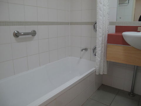 Crowne Plaza Alice Springs Lasseters, An IHG Hotel - Broome Tourism 5