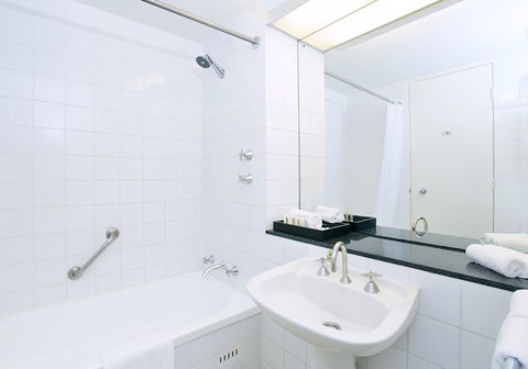 Crowne Plaza Canberra, An IHG Hotel - Broome Tourism 25