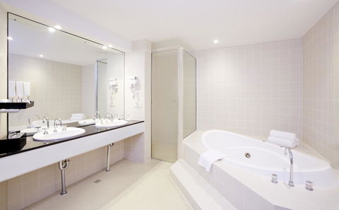 Crowne Plaza Canberra, An IHG Hotel - Broome Tourism 20