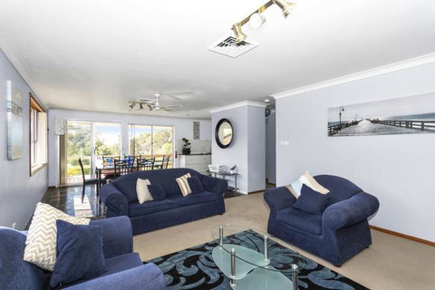 Canberra Cres 2E Burrill Lake, Upstairs Apartment - Broome Tourism 3