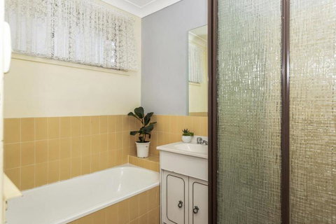 Canberra Cres 2E Burrill Lake, Upstairs Apartment - Broome Tourism 2