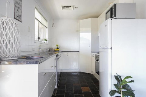 Canberra Cres 2E Burrill Lake, Upstairs Apartment - Broome Tourism 1