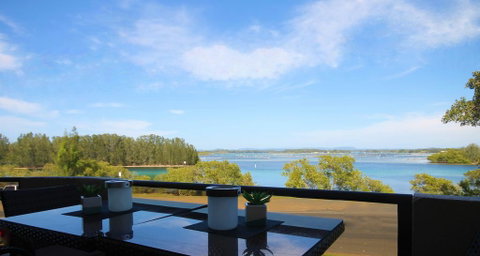 CHILL-OUT LAKESIDE @ FORSTER - Broome Tourism 0