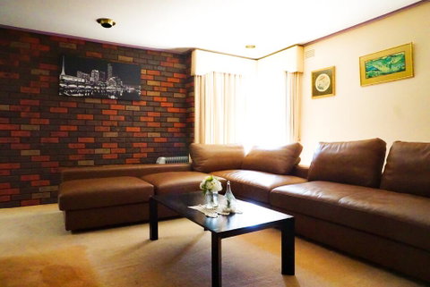 Classic Double Brick Garden House - Broome Tourism 3