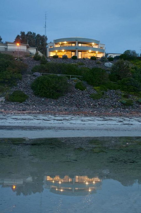 Cliff House Beachfront Villas - Broome Tourism 3