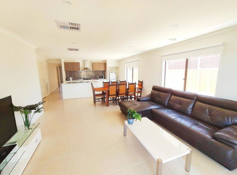 Comfortable 5BR House 6mins To Werribee Station.Great Ocean Road Tourist Stopover - Broome Tourism 0
