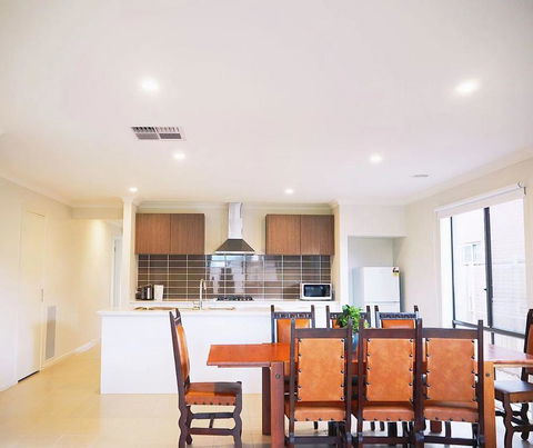 Comfortable 5BR House 6mins To Werribee Station.Great Ocean Road Tourist Stopover - Broome Tourism 3