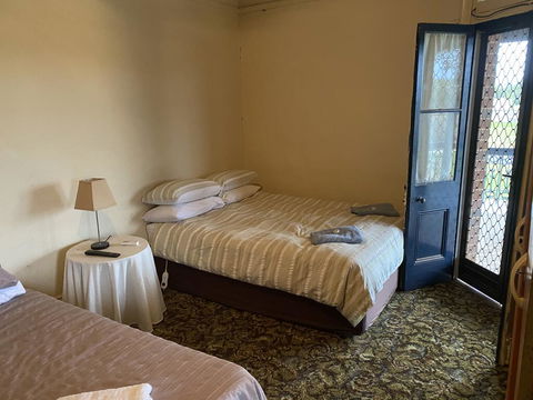 Commercial Hotel Curlewis - Broome Tourism 2