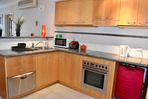 Convenient City Apartment With Pool Gym And Tennis Court - Broome Tourism 3
