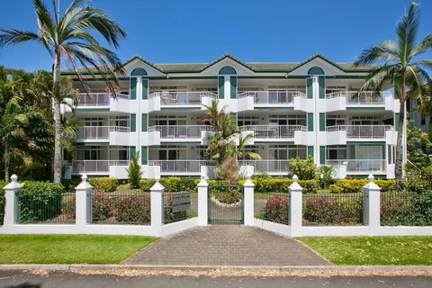 Costa Royale Trinity Beach - Broome Tourism 0