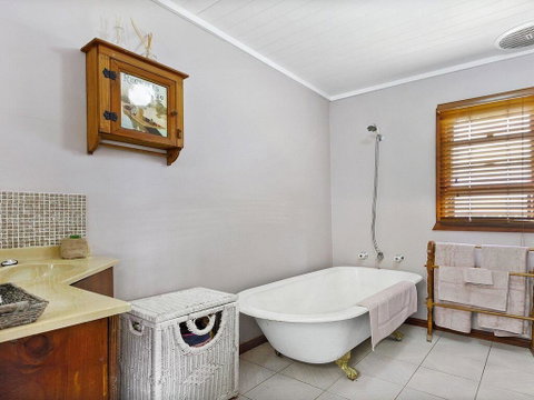 Cudgee - Quaint Cottage With Separate Cabin - Broome Tourism 3