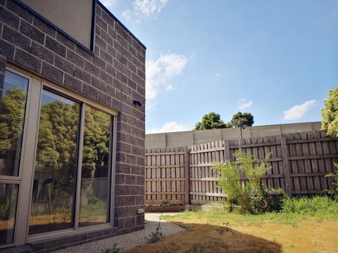 Delicate And Peaceful Bundoora Townhouse 10-R1 - Broome Tourism 1