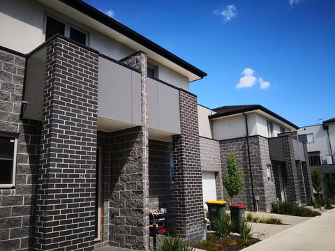 Delicate And Peaceful Bundoora Townhouse 20-R2 - Broome Tourism 1
