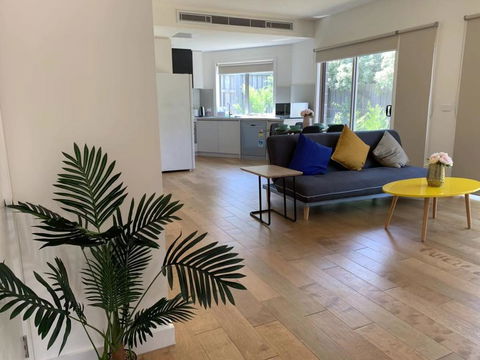 Delicate And Peaceful Bundoora Townhouse 20-R3 - Broome Tourism 0