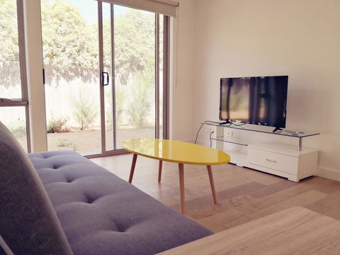 Delicate And Peaceful Bundoora Townhouse 20-R4 - Broome Tourism 0