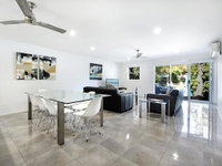 Diamond Beach 3 Bedroom Poolside Apartment