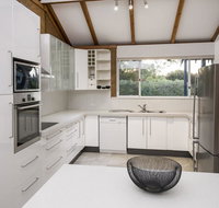 EeBee House - Beautiful Family Home with Stunning Eagle Bay Views