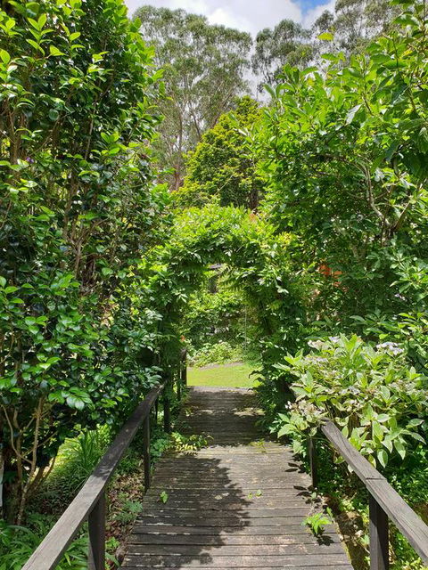English Gardens - Garden Cottage - Broome Tourism 0