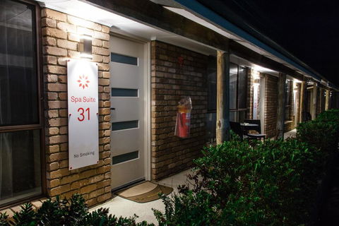 Farnham Court Motel And Restaurant - Broome Tourism 3