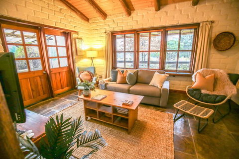 Feathertop Retreat - Broome Tourism 1