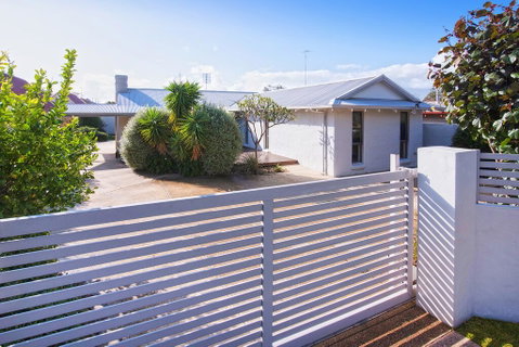 GIFFORD HOUSE - Broome Tourism 0