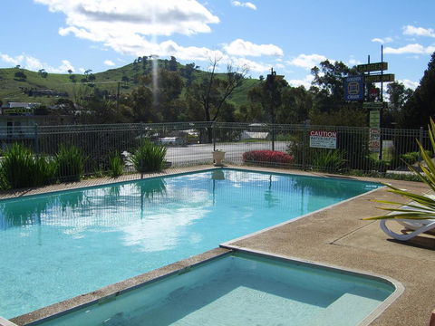 Golden Chain Garden Motor Inn Gundagai - Broome Tourism 1