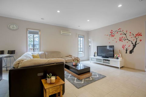Gorgeous 4BR Home In Point Cook - Broome Tourism 0