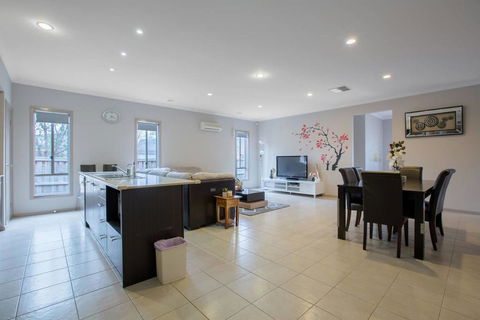 Gorgeous 4BR Home In Point Cook - Broome Tourism 3