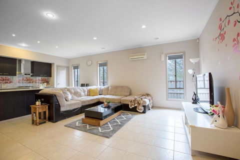 Gorgeous 4BR Home In Point Cook - Broome Tourism 1