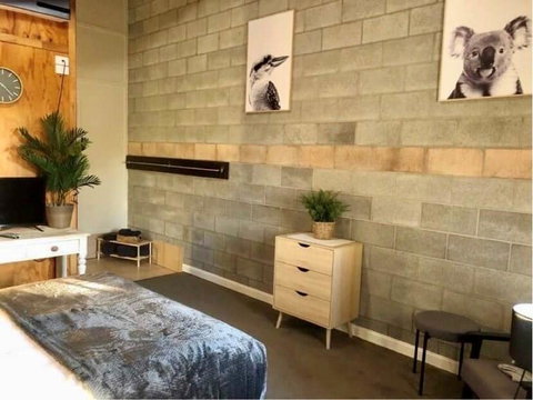 Granite Belt Cabins - Broome Tourism 2